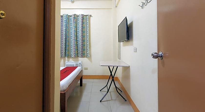 RedDoorz @ Golden Park Inn La Union