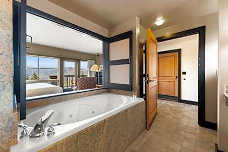 Mt Robinson King Room with Jetted Tub