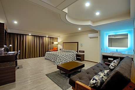 Deluxe King Suite