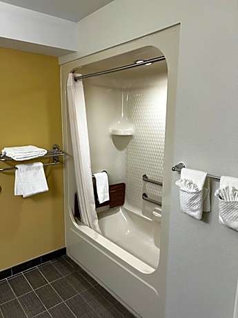 Queen Room with Accessible Tub - Accessible/Non-Smoking