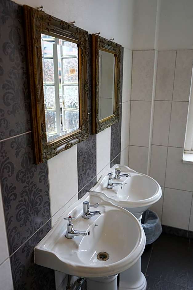 The Walrus Bar and Hostel