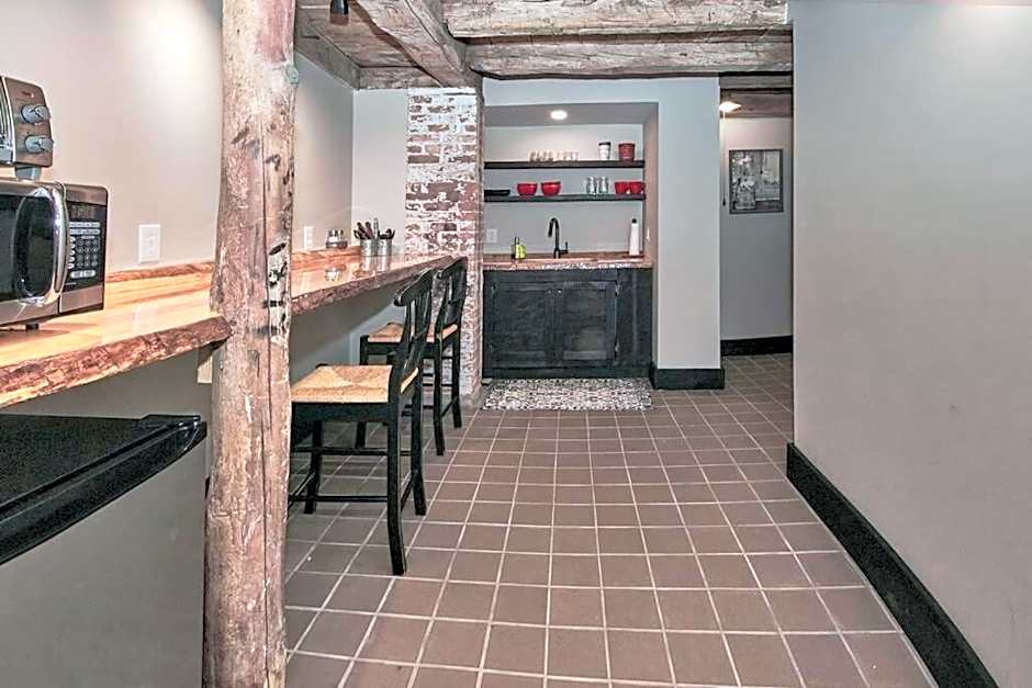 Craftsman Hideaway at the 1841 Farmhouse