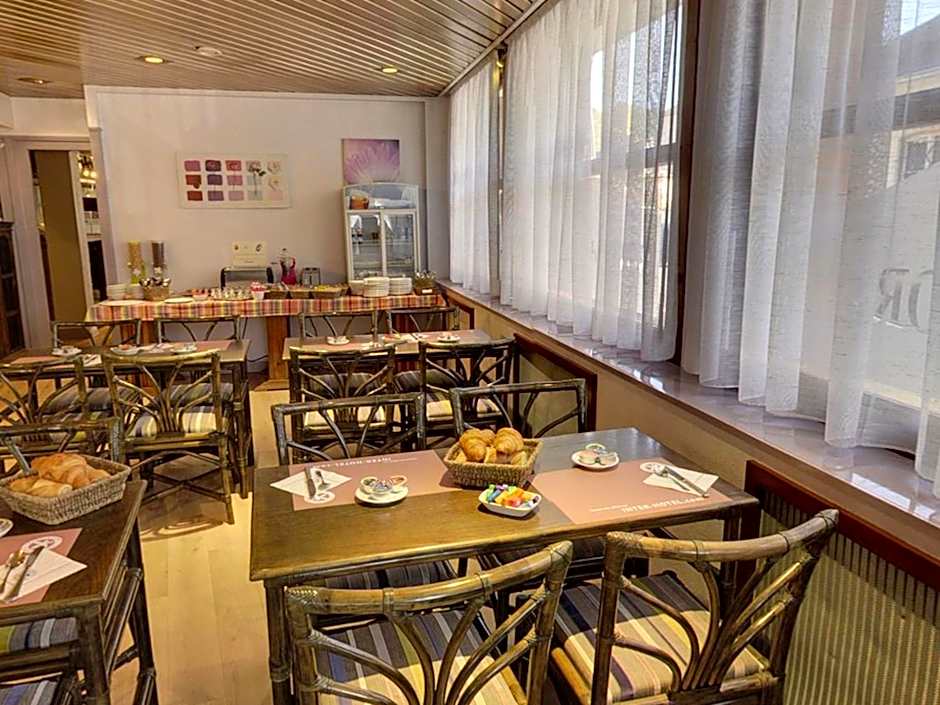 Hotel de l'Orme, Akena