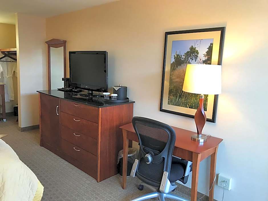 Norfolk Country Inn and Suites