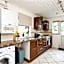 King Room with a shared Kitchen and bathroom in a 5-Bedroom House at Hanwell