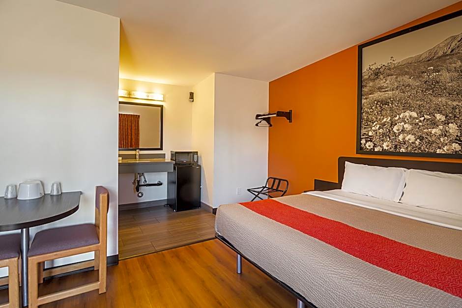Motel 6 Hesperia, CA - East
