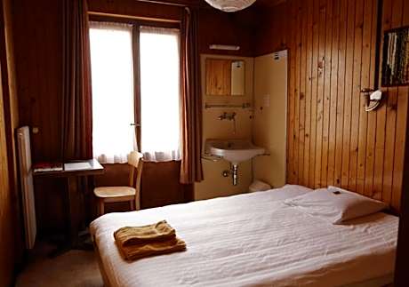 Single Room with Shared Bathroom