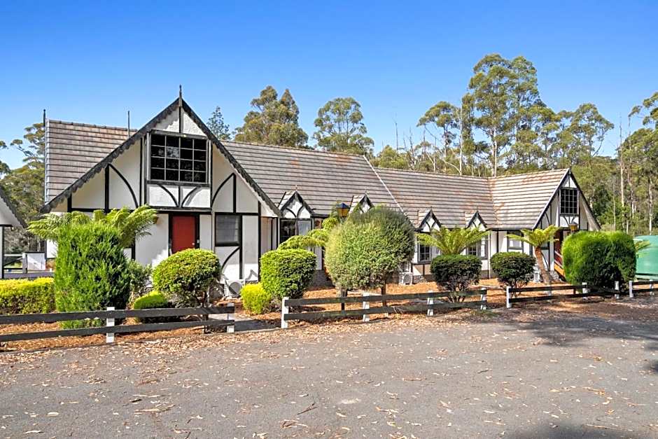 The Fox and Hounds Historic Hotel