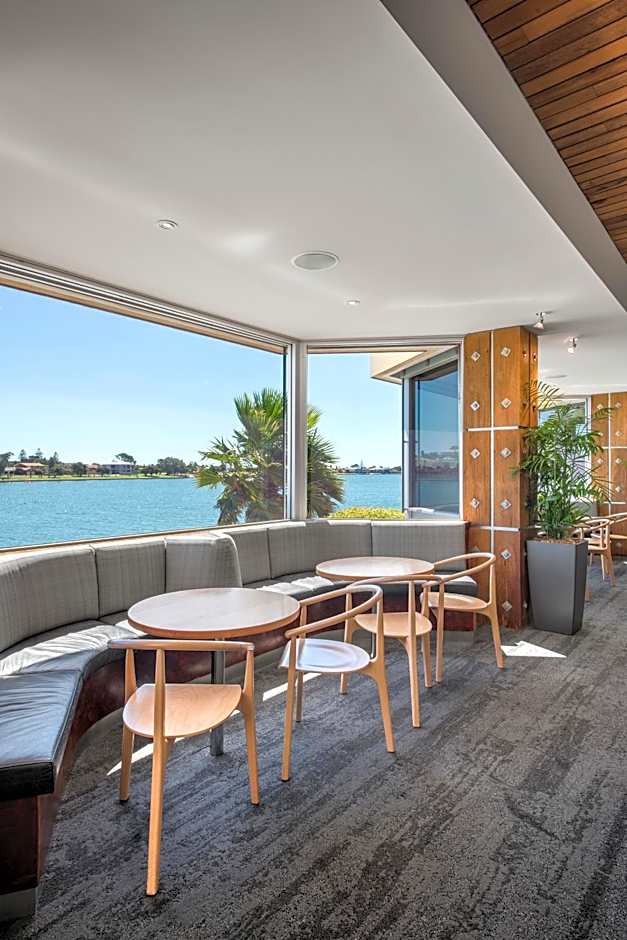 Lakes Hotel