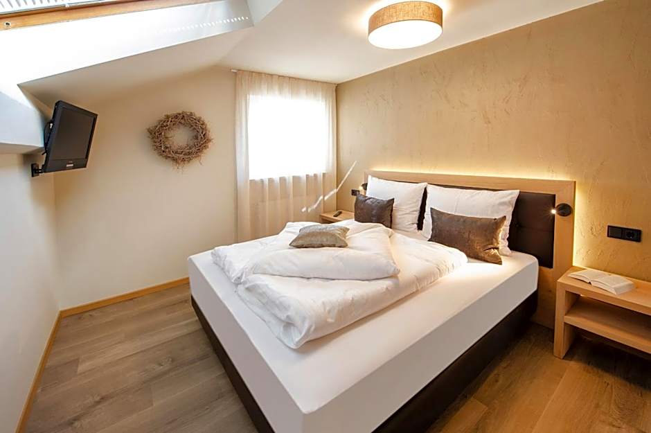 Haus Gregori Modern & Central Stay in Vineyard with Rooftop & Served Breakfast