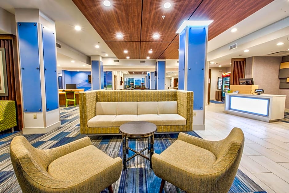 Holiday Inn Express & Suites Farmers Branch