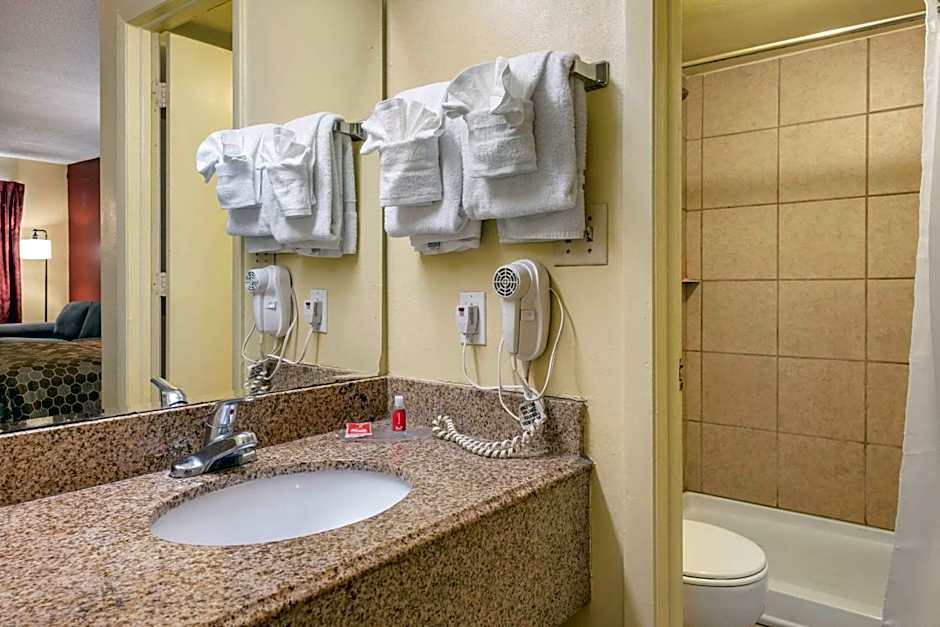 Econo Lodge Inn & Suites Maingate Central