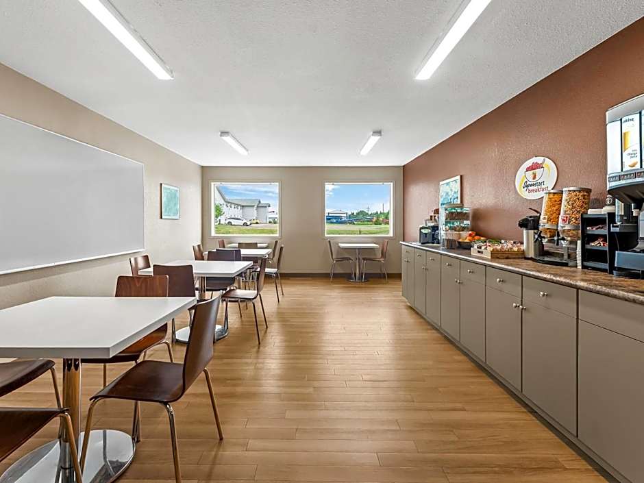 Super 8 by Wyndham Meadow Lake