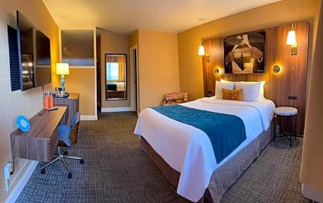 Traditional Queen Room with One Queen Bed