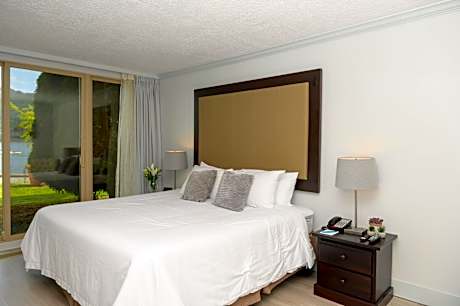 Oceanfront Patio King Suite - Pet Friendly