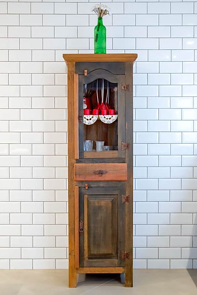 ESPAÇO 250 - Apto mobiliado, 3 quartos, sendo uma suíte, banheiro social, cozinha completa, sala de estar, ar condicionado, tv e internet