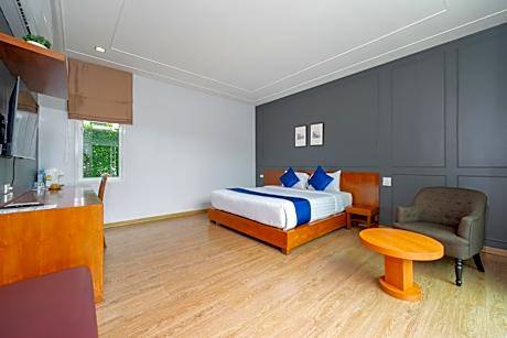 Deluxe Double Room with Pool Access and Shared Kitchen