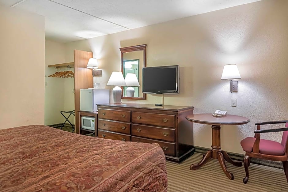 Econo Lodge Inn & Suites Binghamton