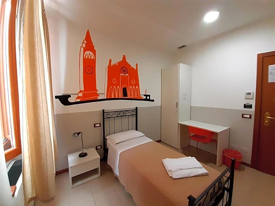 Foto 1 de 3 de Single Room with Private External Bathroom