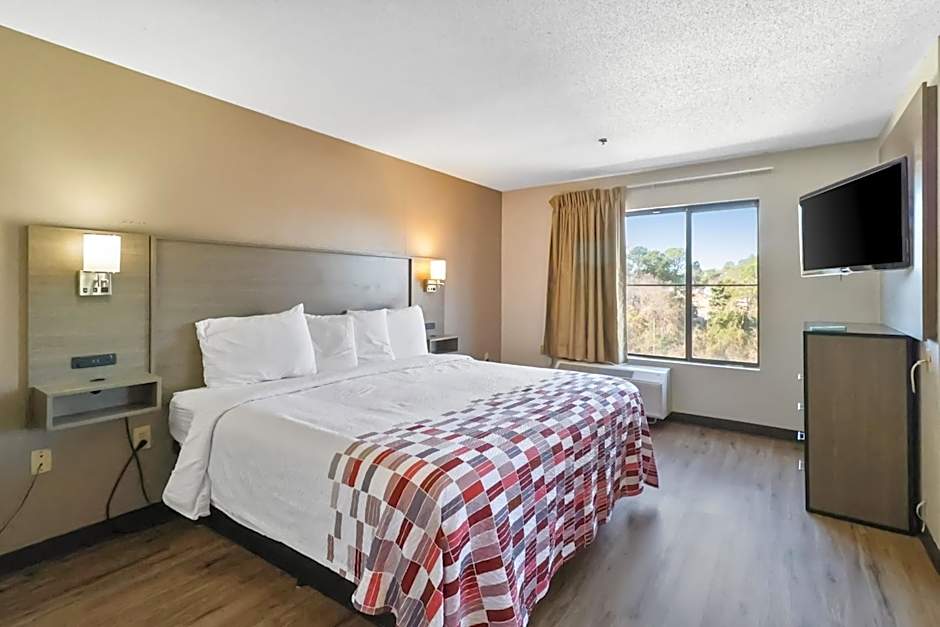 Red Roof Inn & Suites Fayetteville-Fort Bragg
