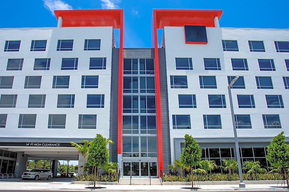 Radisson RED Miami Airport