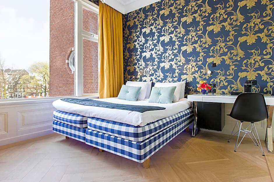 Amsterdam Canal Hotel