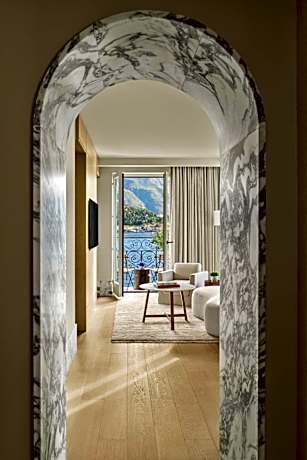 Loft Suite, Lake View, Suite, 1 King, Lake View, Balcony
