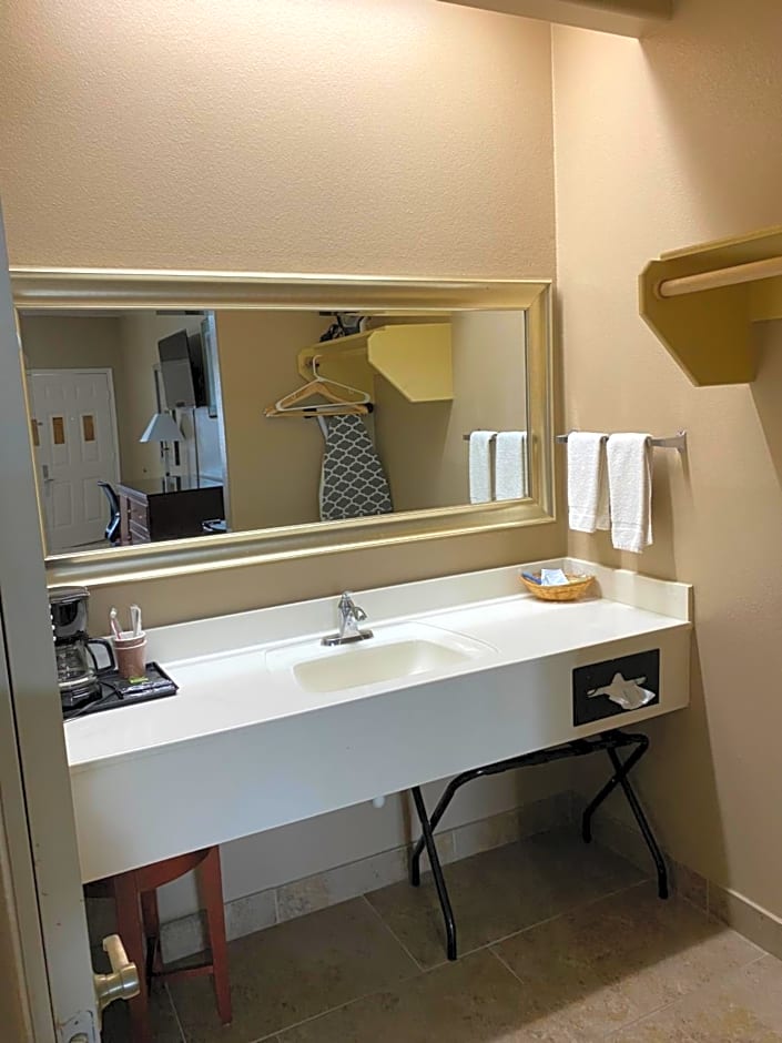 Los Fresnos Inn and Suites
