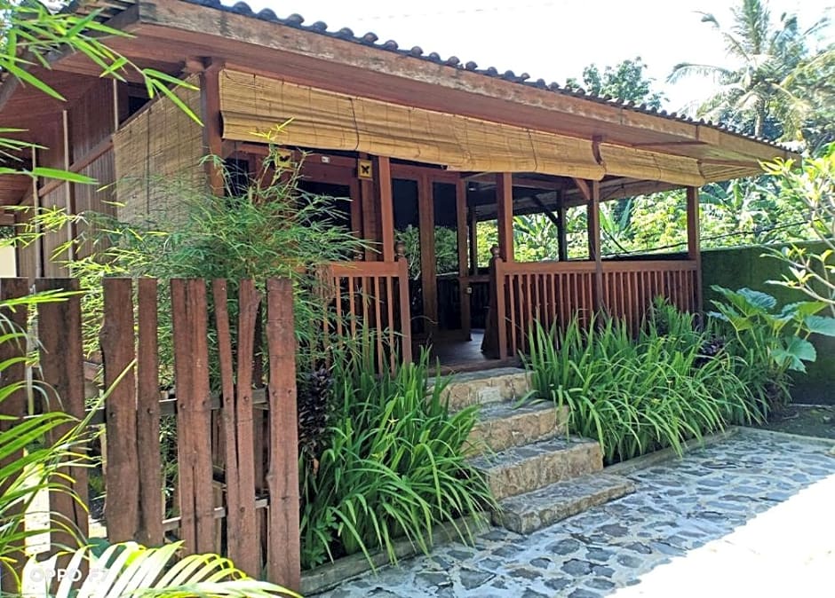 Rumah Mertua Pulau Merah