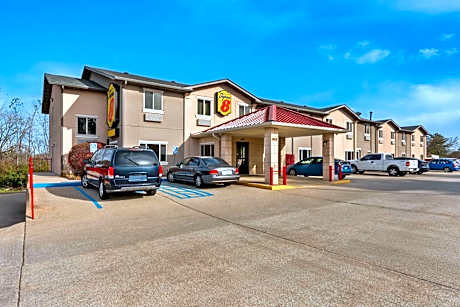 Super 8 by Wyndham Bloomington University Area