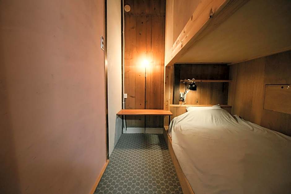 Foto 1 daripada 3 — Bed in 4-Bed Male Dormitory Room
