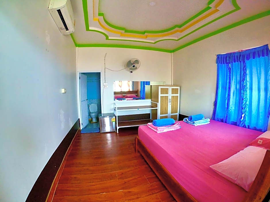 DAYA Beach, Lipe local