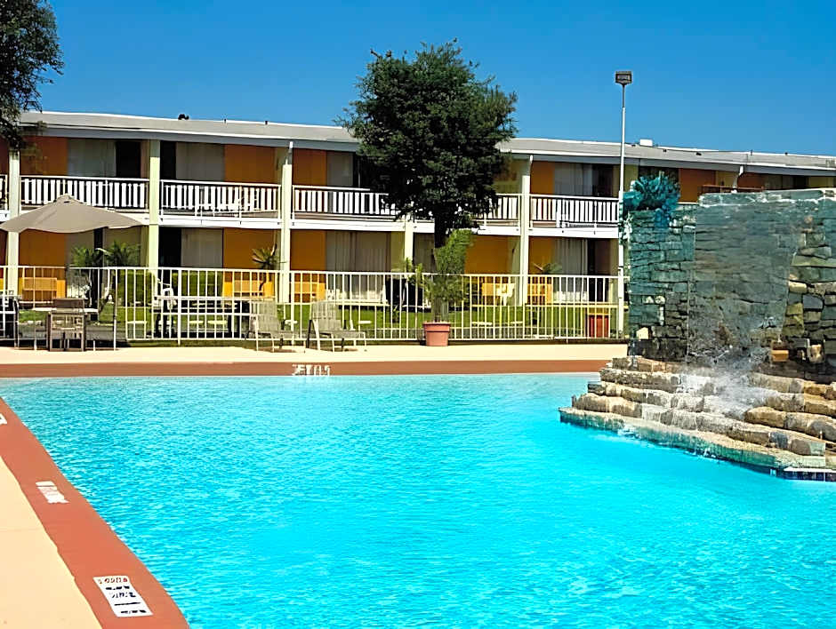 Mid Towne Inn & Suites