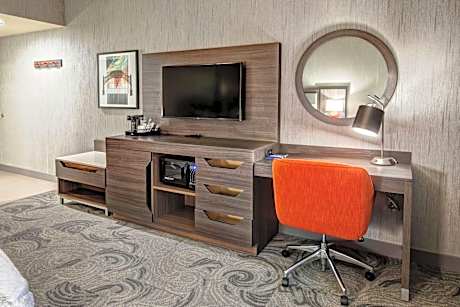 King Room with Accessible Tub - Mobility and Hearing Access/Non-Smoking