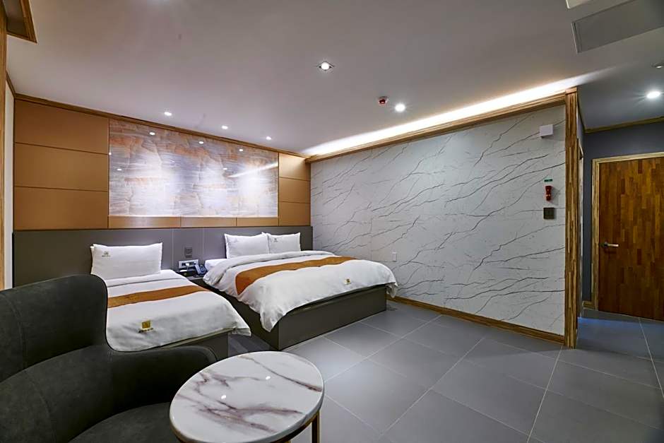 Photo 1 of 1 of 2 Beds, Bathtub