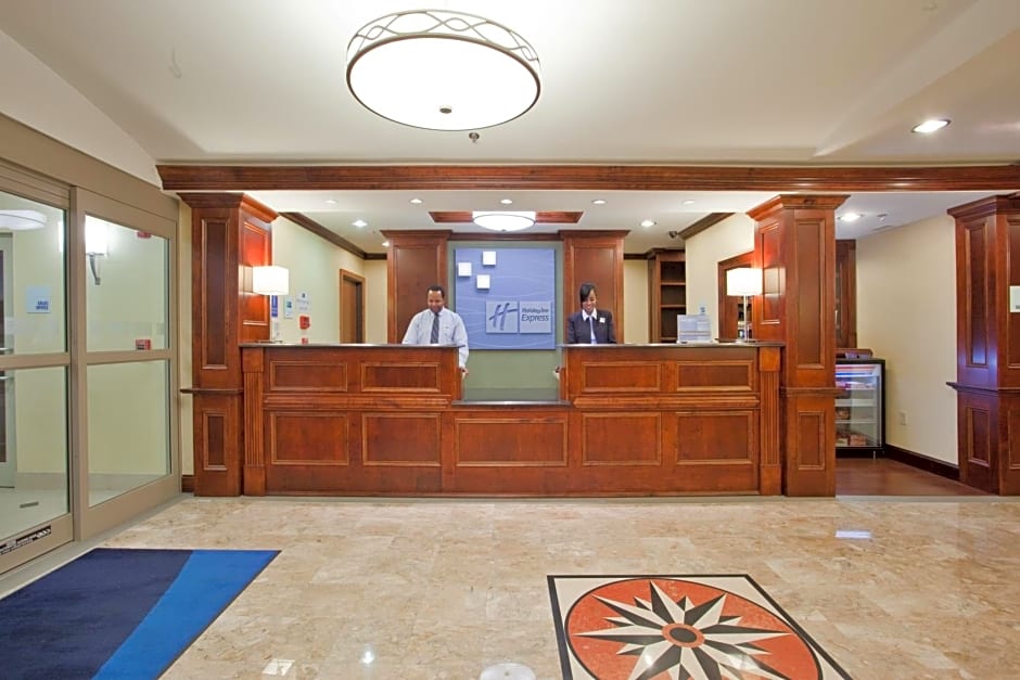 Holiday Inn Express Hotel & Suites Fredericksburg, an IHG Hotel