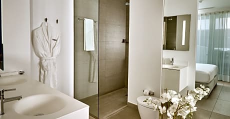 Serenity Lago 2 bedroom Suite with jacuzzi and sea view