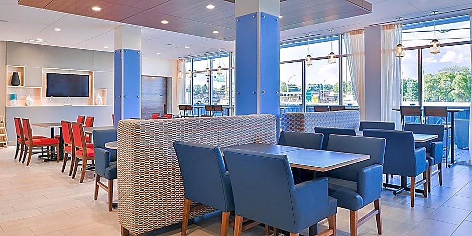 Holiday Inn Express and Suites - Mall of America - MSP Airport By IHG