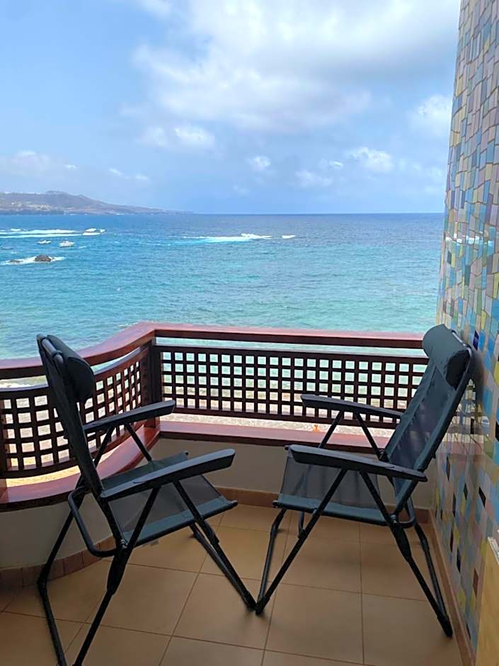 Estudio luminoso, primera línea de playa de las canteras