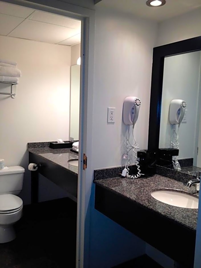 Travelodge by Wyndham Kingston LaSalle Hotel