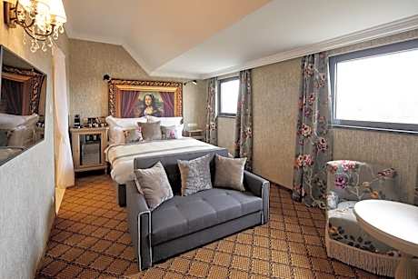 Mystery King Room with Sofa Bed