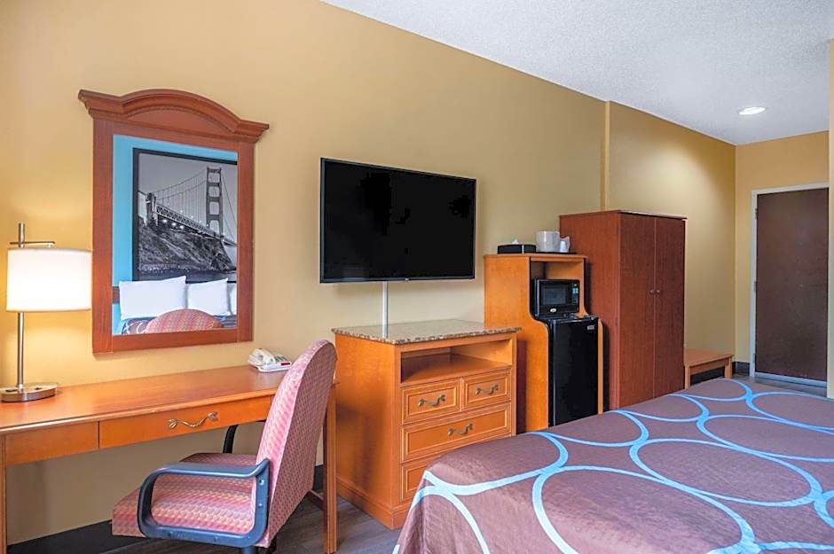Super 8 by Wyndham Salisbury