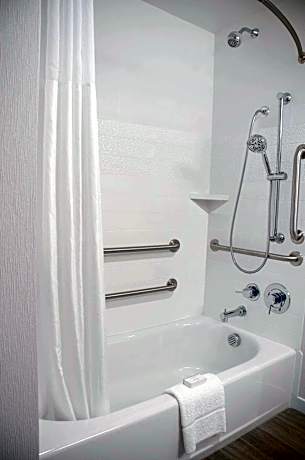 2 Queens Mobility/Hearing Access Tub Ns