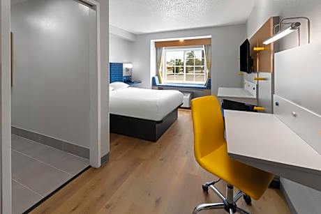 Queen Room - Mobility Access/Non-Smoking