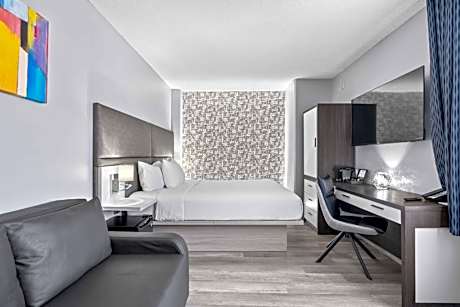 Corner Queen Room with Sofa Bed - Non-Smoking