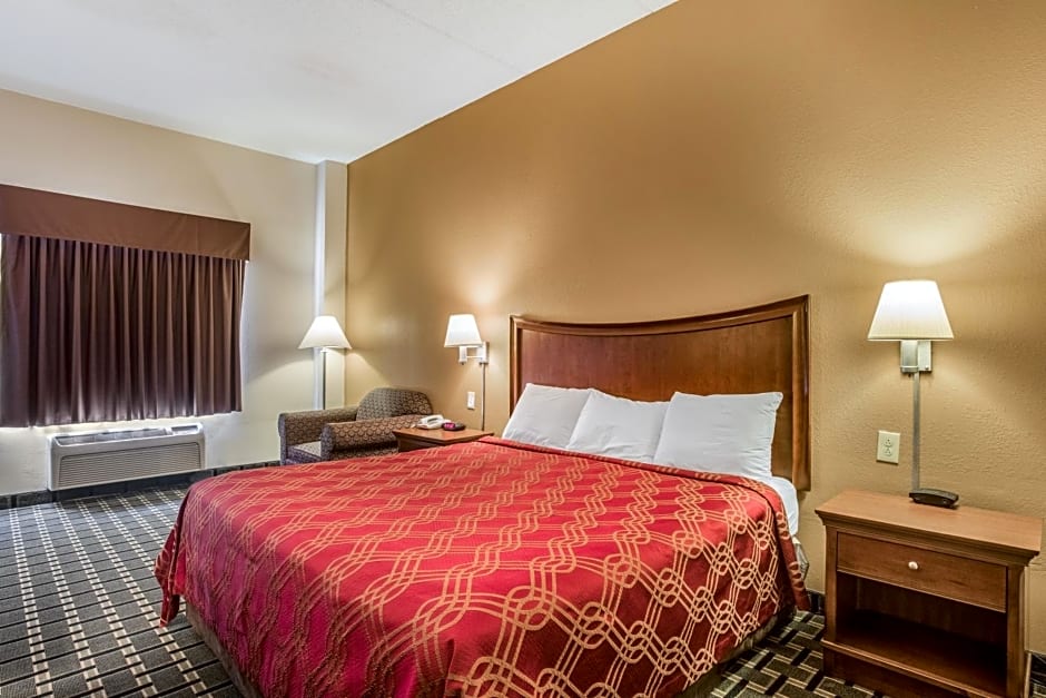 Econo Lodge Inn & Suites Marietta