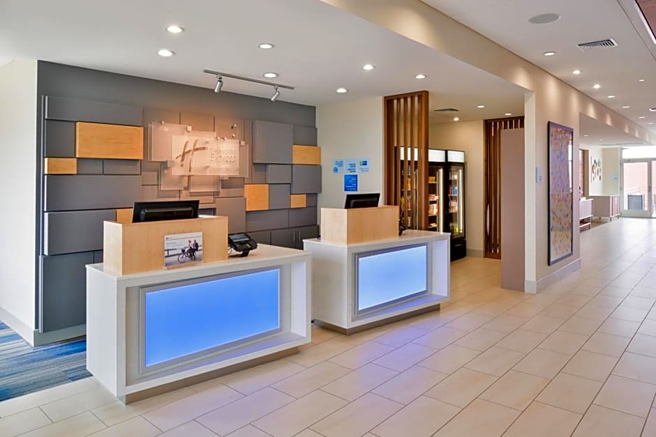 Holiday Inn Express & Suites Madison By IHG