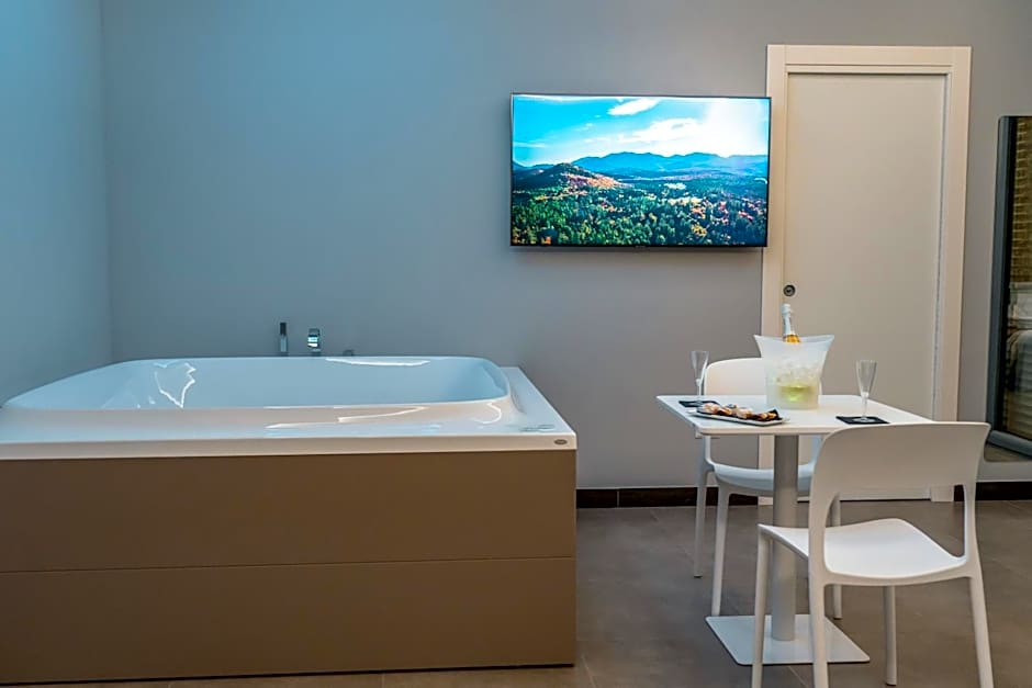 Skyline Rooms & Suites