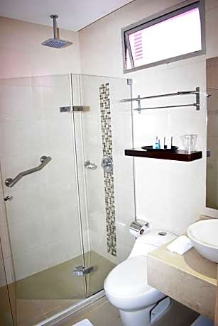 1 Queen Bed Nonsmoking Accessible