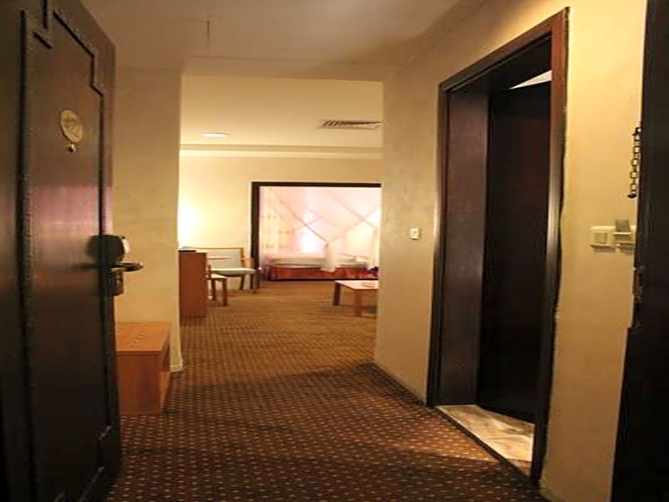 Al Fanar Palace Hotel and Suites